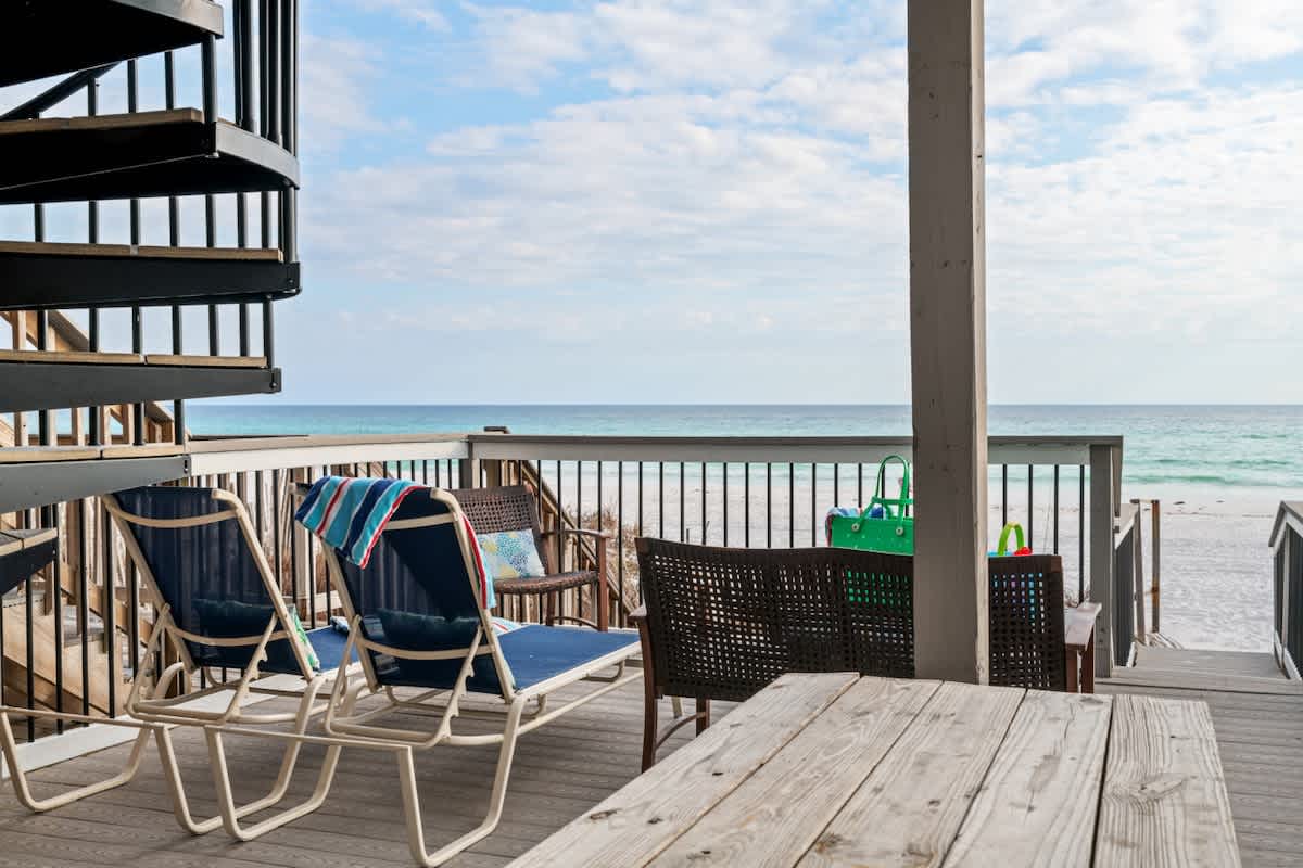 Beachfront End Unit w/ Hot Tub + Beach Chairs - Picture 16