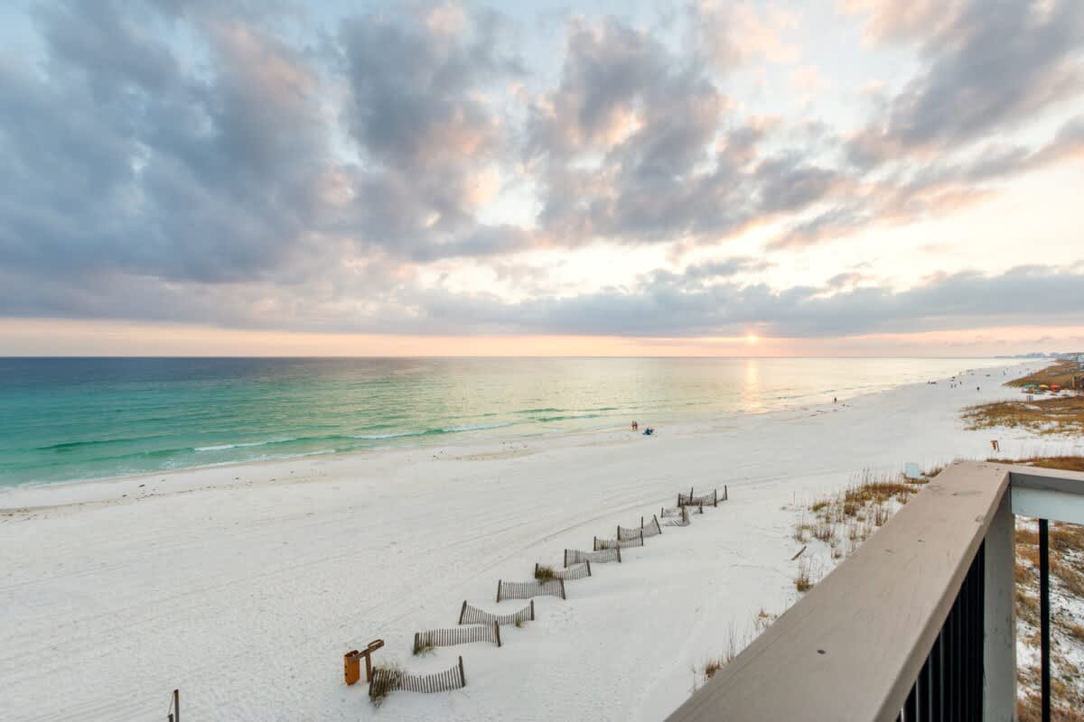 Beachfront End Unit w/ Hot Tub + Beach Chairs - Picture 45