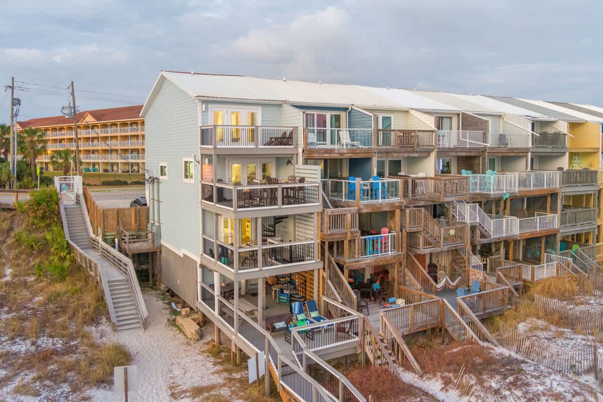 Beachfront End Unit w/ Hot Tub + Beach Chairs - Picture 50