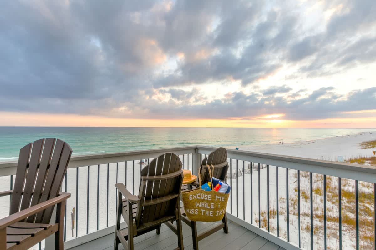 Beachfront End Unit w/ Hot Tub + Beach Chairs - Picture 15