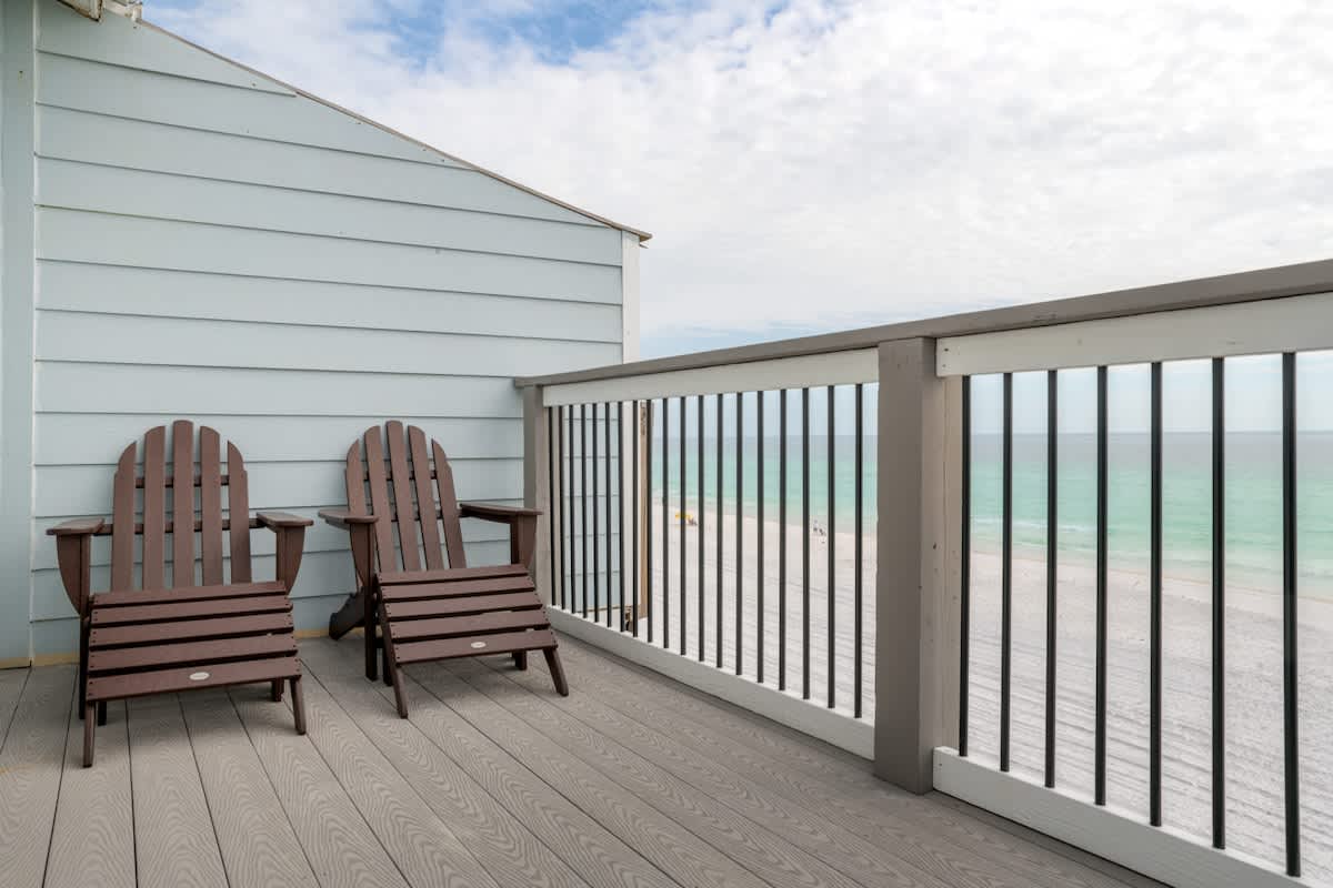 Beachfront End Unit w/ Hot Tub + Beach Chairs - Picture 22