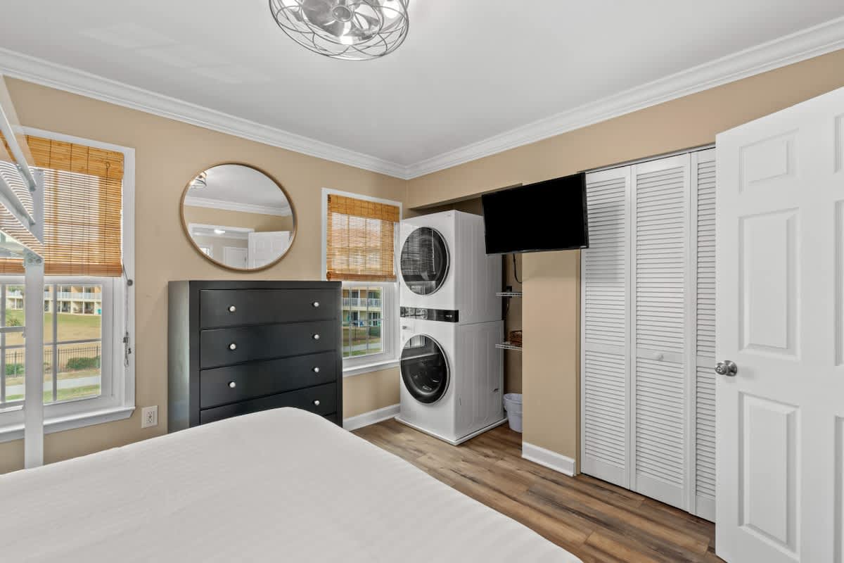 Beachfront End Unit w/ Hot Tub + Beach Chairs - Picture 29