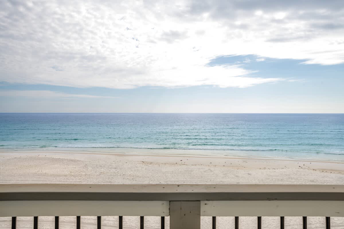 Beachfront End Unit w/ Hot Tub + Beach Chairs - Picture 23