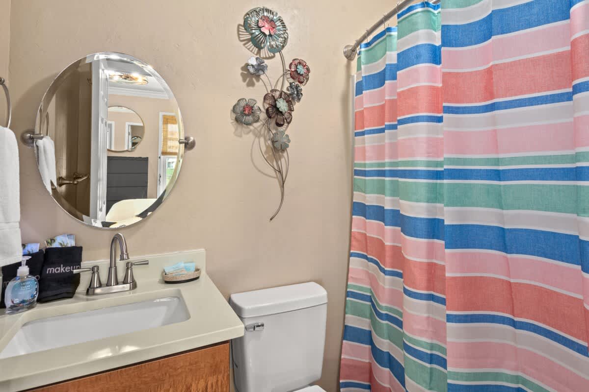 Beachfront End Unit w/ Hot Tub + Beach Chairs - Picture 30