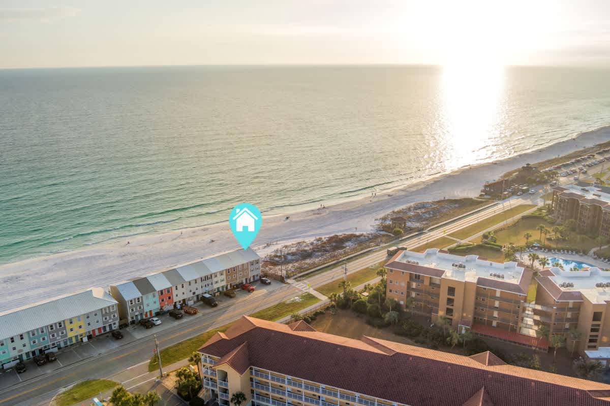 Beachfront End Unit w/ Hot Tub + Beach Chairs - Picture 49