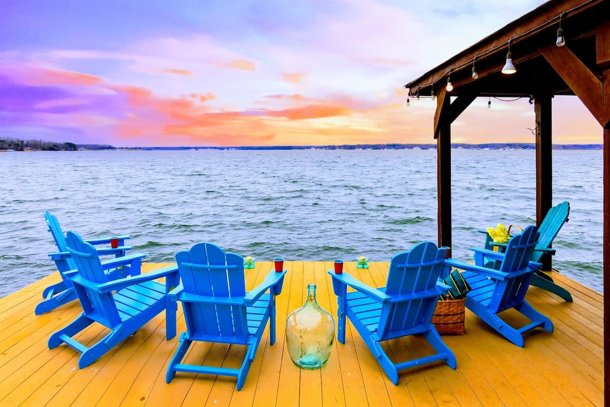 Lakefront Lake Anna Views, Dock, Hot Tub, Firepit — Bumpass, VA — vacation rental