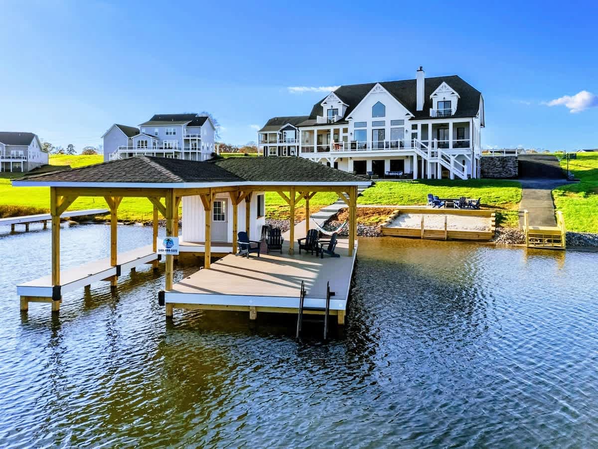 NEW 7BR Lakefront Lake Anna, Boat Dock, Deck Views — Mineral, VA — vacation rental