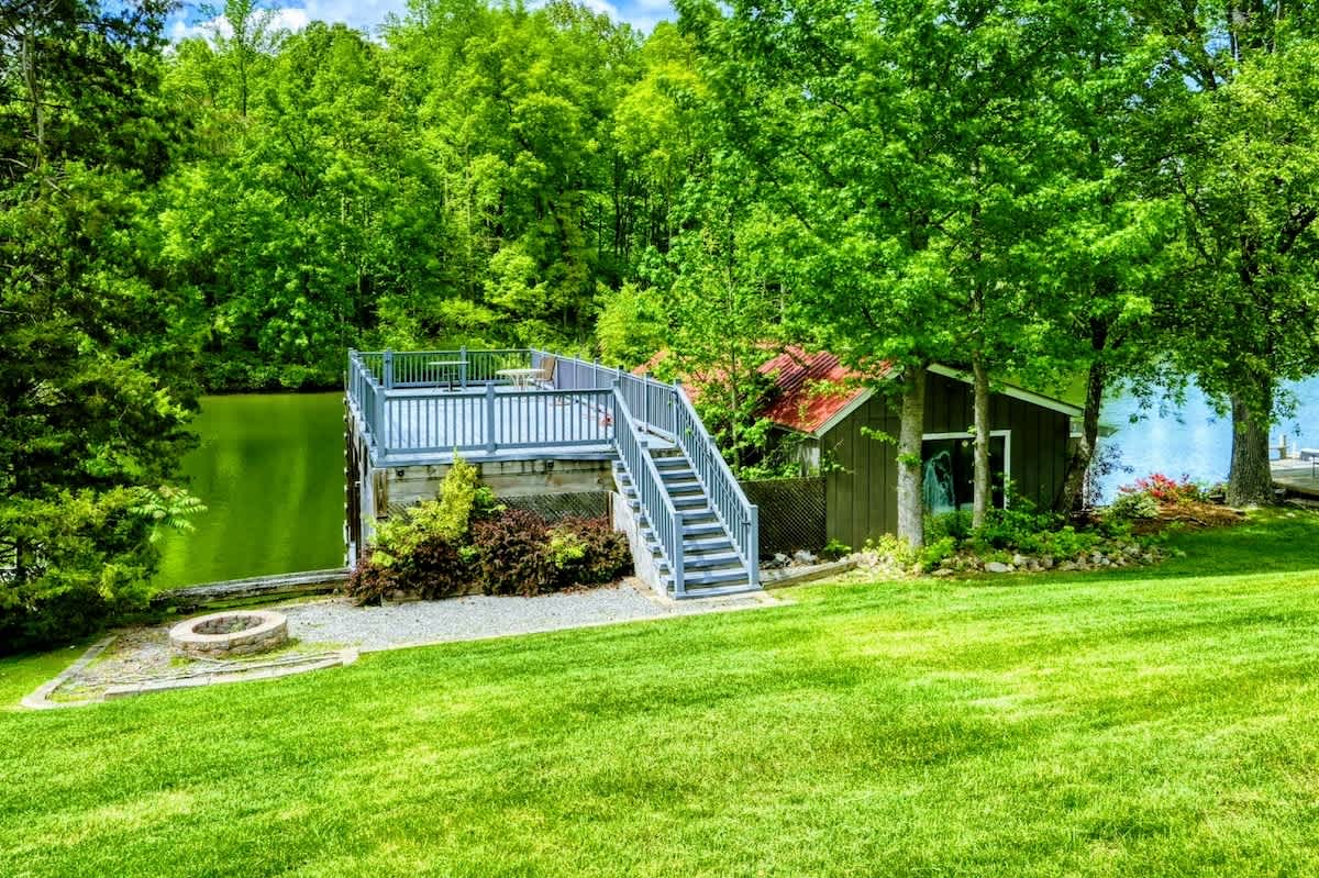5BR Lakefront Lake Anna with Dock, Deck, Fire Pit — Mineral, VA — vacation rental