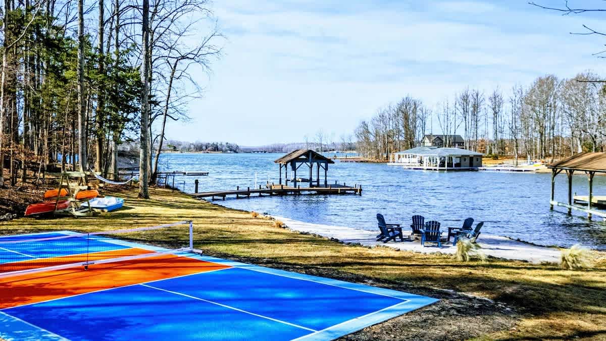 Lakefront Lake Anna with Dock, Hot Tub, Game Room — Bumpass, VA — vacation rental