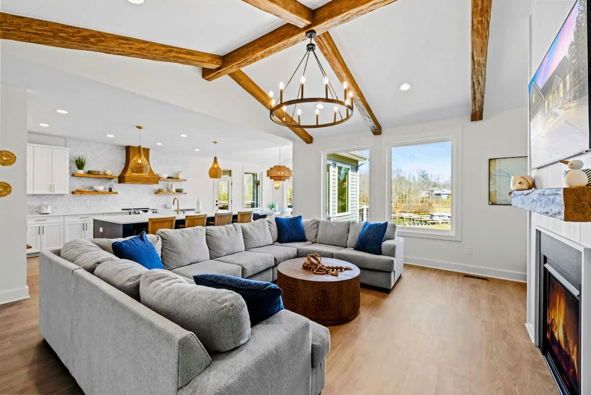 NEW 4BR Lakefront Lake Anna, Fire Pit, Pool, Beach — Mineral, VA — vacation rental