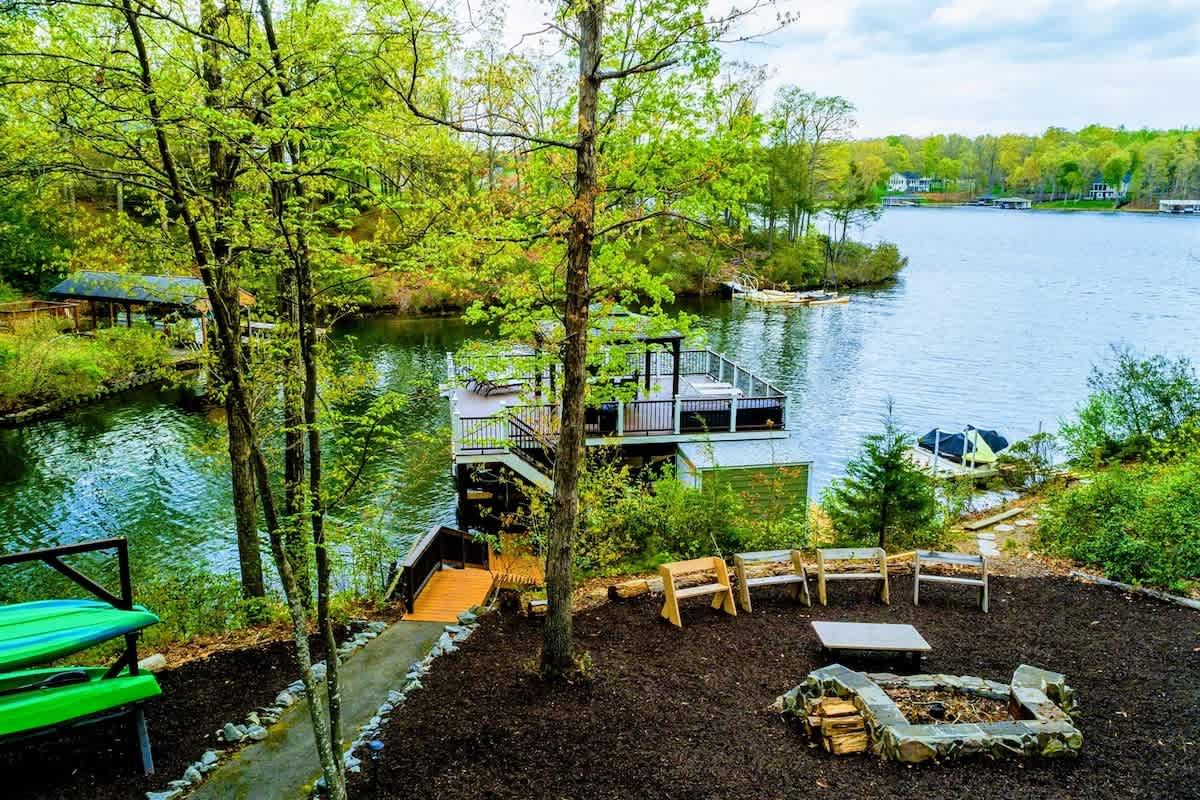 Lakefront Lake Anna Views, Boat Dock, Firepit, Dec — Mineral, VA — vacation rental