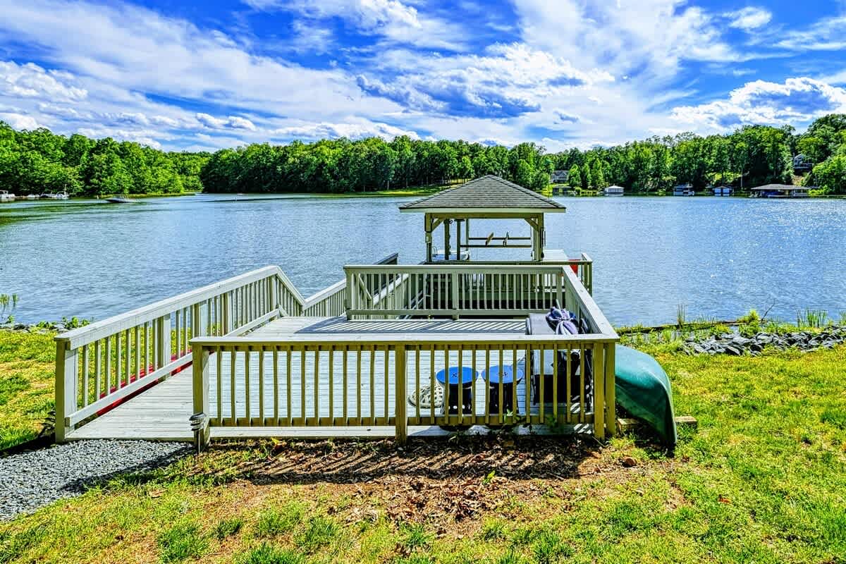 5BR Lakefront Lake Anna, Dock, Views, Deck, Movies — Mineral, VA — vacation rental
