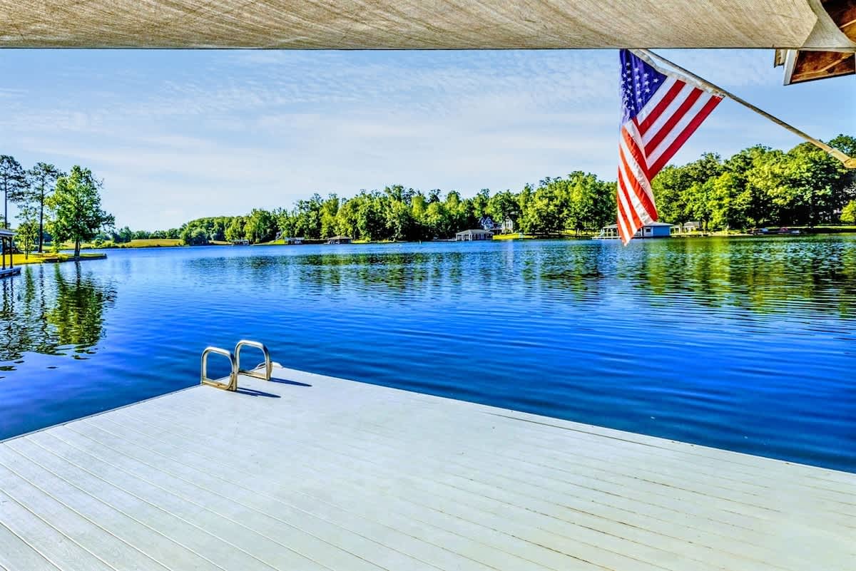 NEW 4BR Lakefront Lake Anna, Fire Pit, Pool, Beach — Mineral, VA — vacation rental