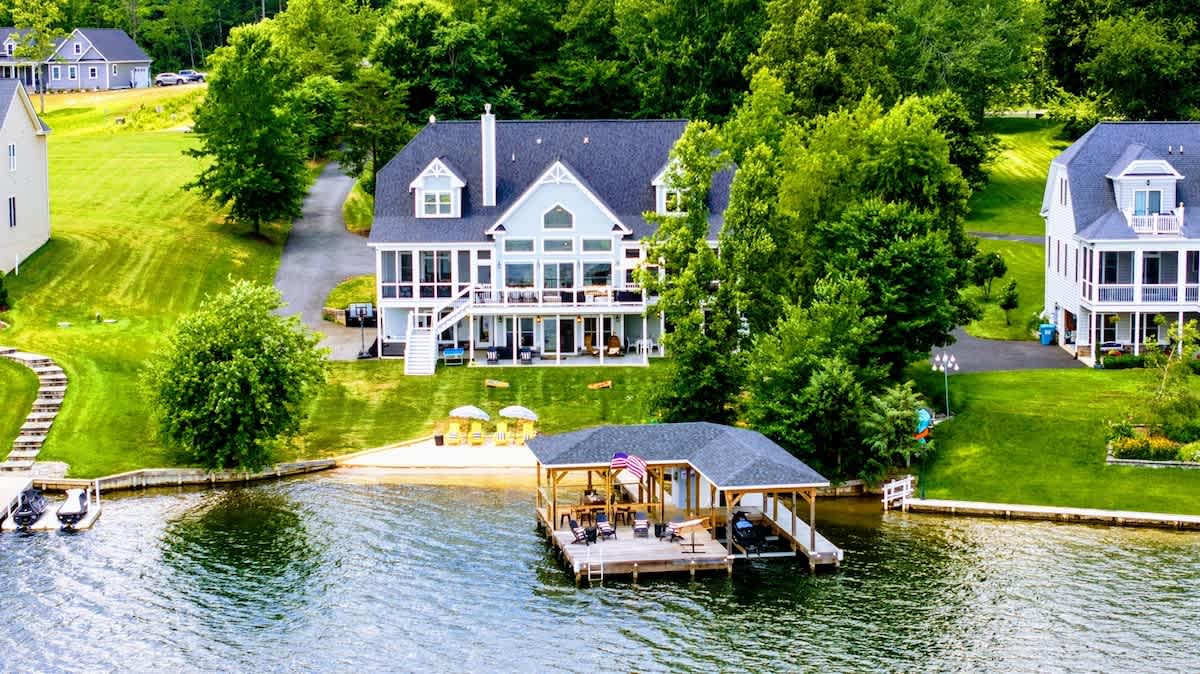 NEW 7BR Lakefront Lake Anna, Boat Dock, Deck Views — Mineral, VA — vacation rental