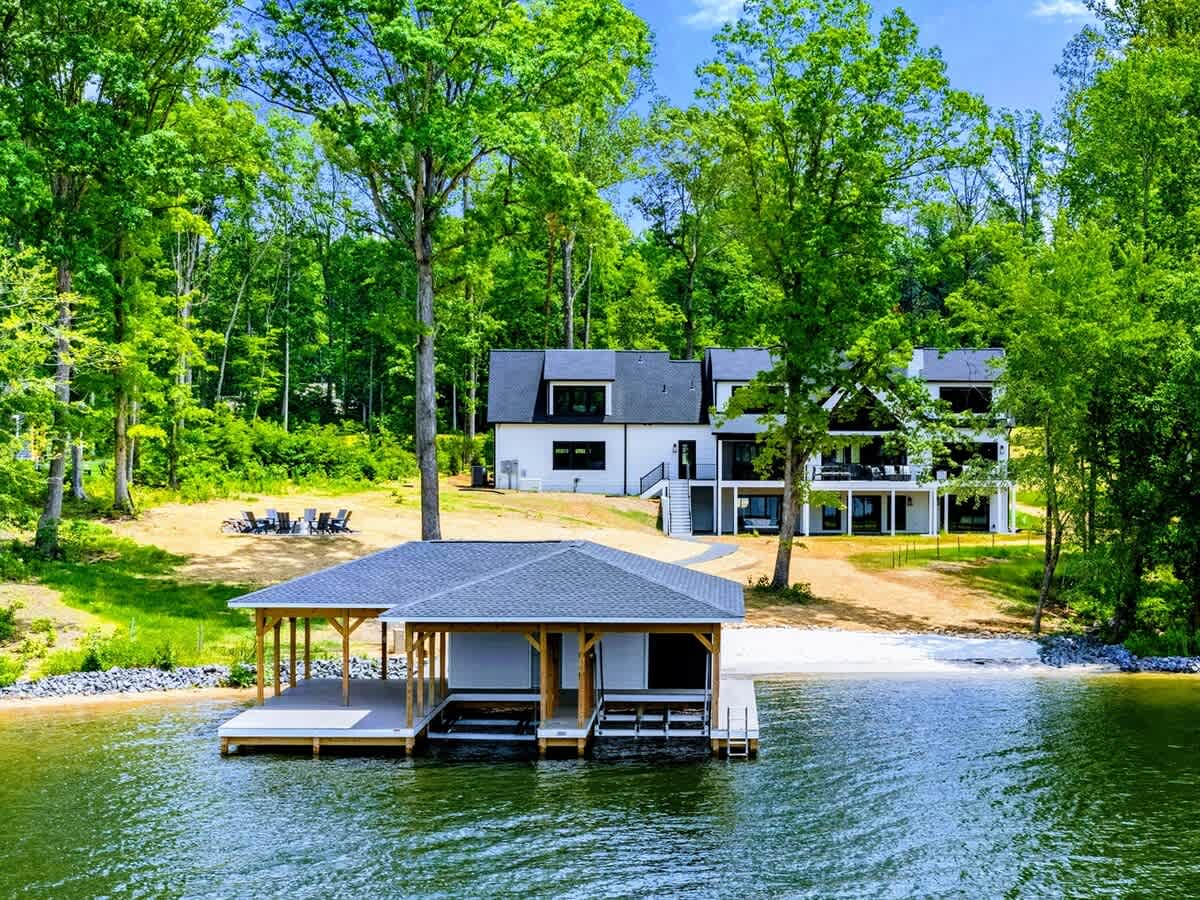 NEW 6BR Lakefront Lake Anna, Beach, Dock, Deck Vie — Bumpass, VA — vacation rental