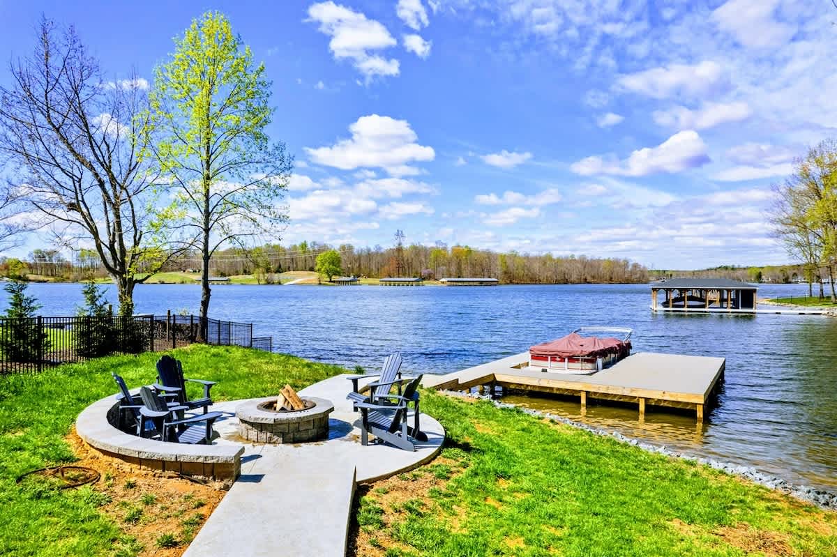 7BR Private Cove Lakefront Lake Anna Beach & Dock — Mineral, VA — vacation rental