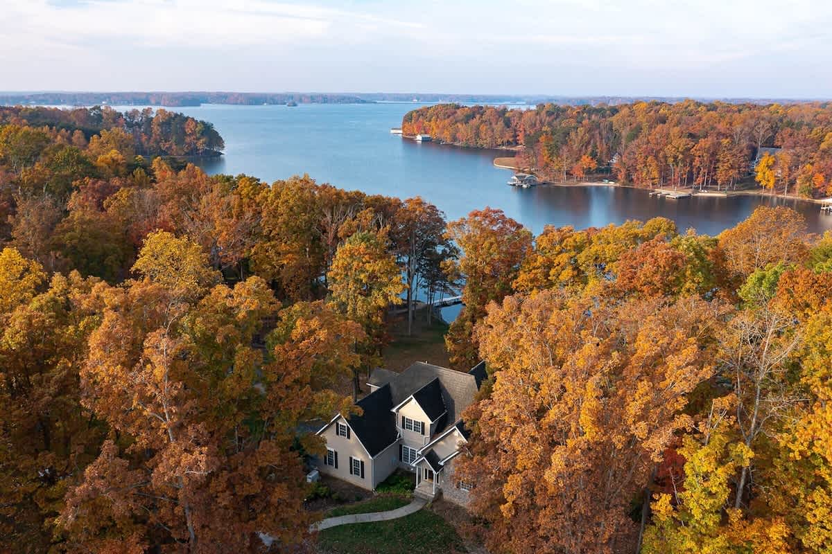 Spacious 6-bedroom waterfront w/incredible views — Bumpass, VA — vacation rental