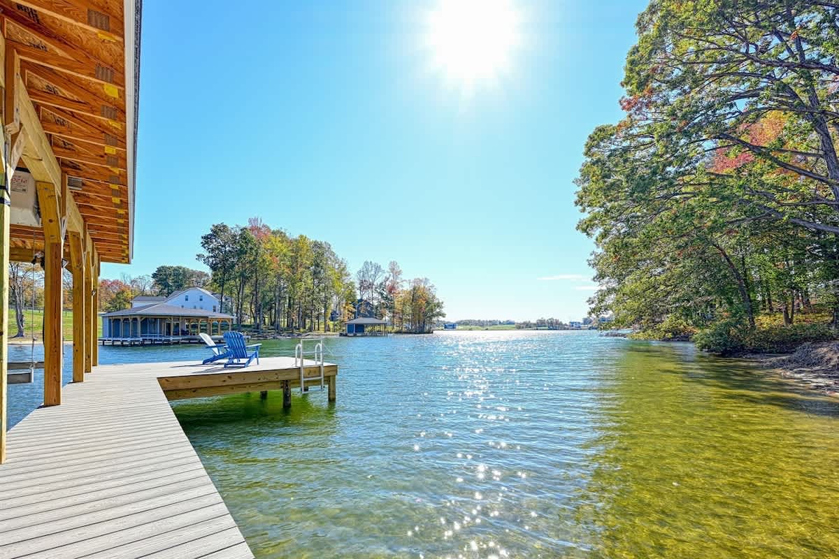 NEW Lakefront Lake Anna, Dock, Deck, Views, Games — Mineral, VA — vacation rental
