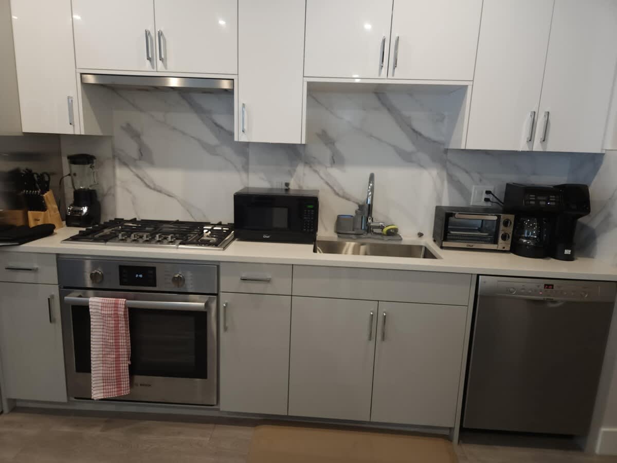 Contemporary Comfort: 2-Bedroom Condo near UBC 4