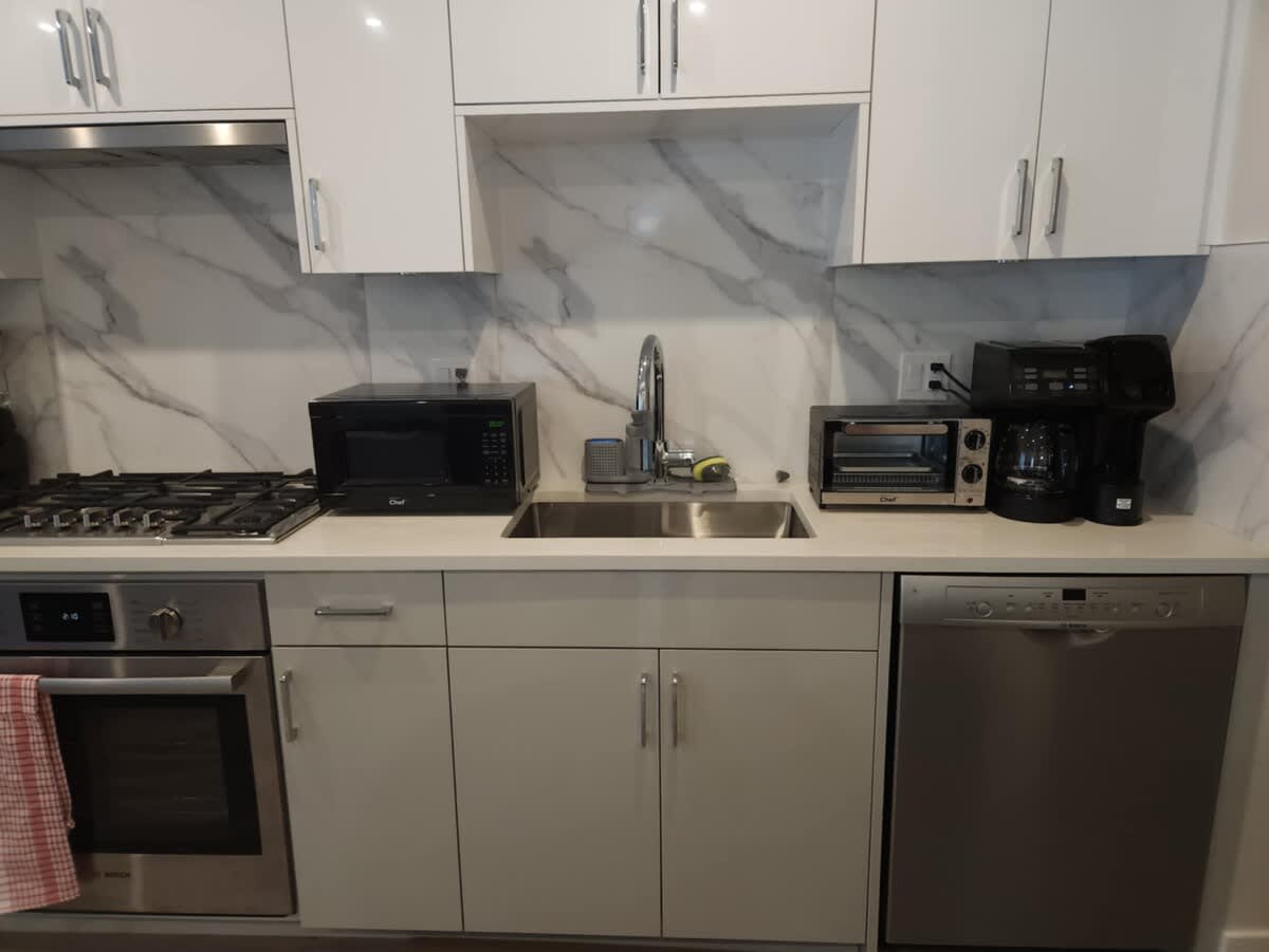 Contemporary Comfort: 2-Bedroom Condo near UBC 5
