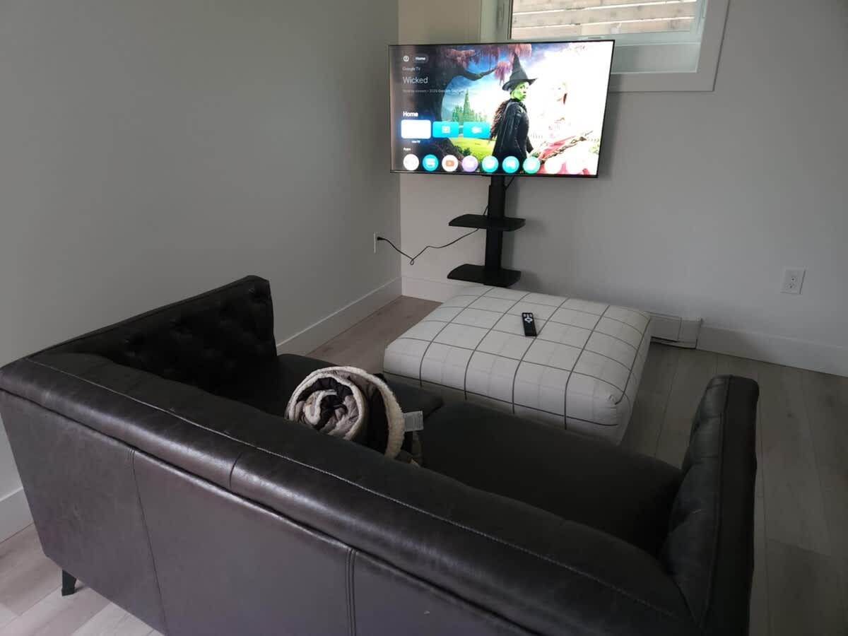 Vancouver Condo: Stylish 1-Bedroom Suite with Modern Amenities