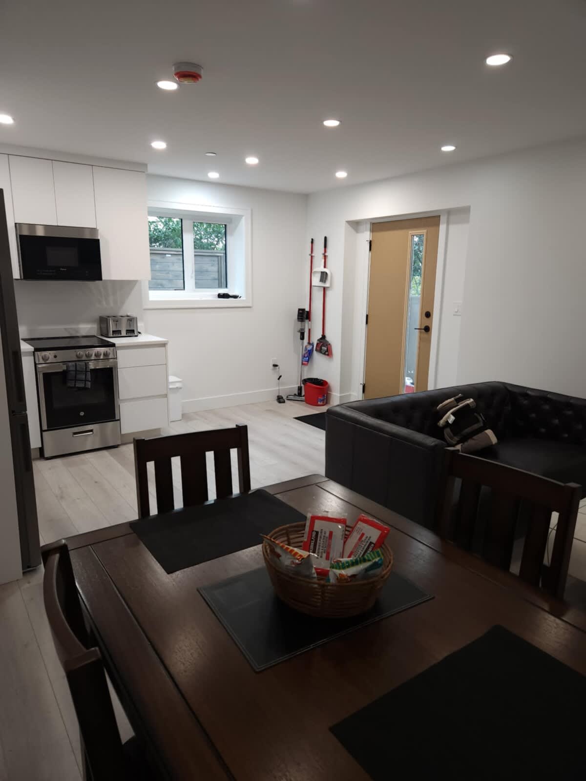 Vancouver Condo: Stylish 1-Bedroom Suite with Modern Amenities 5