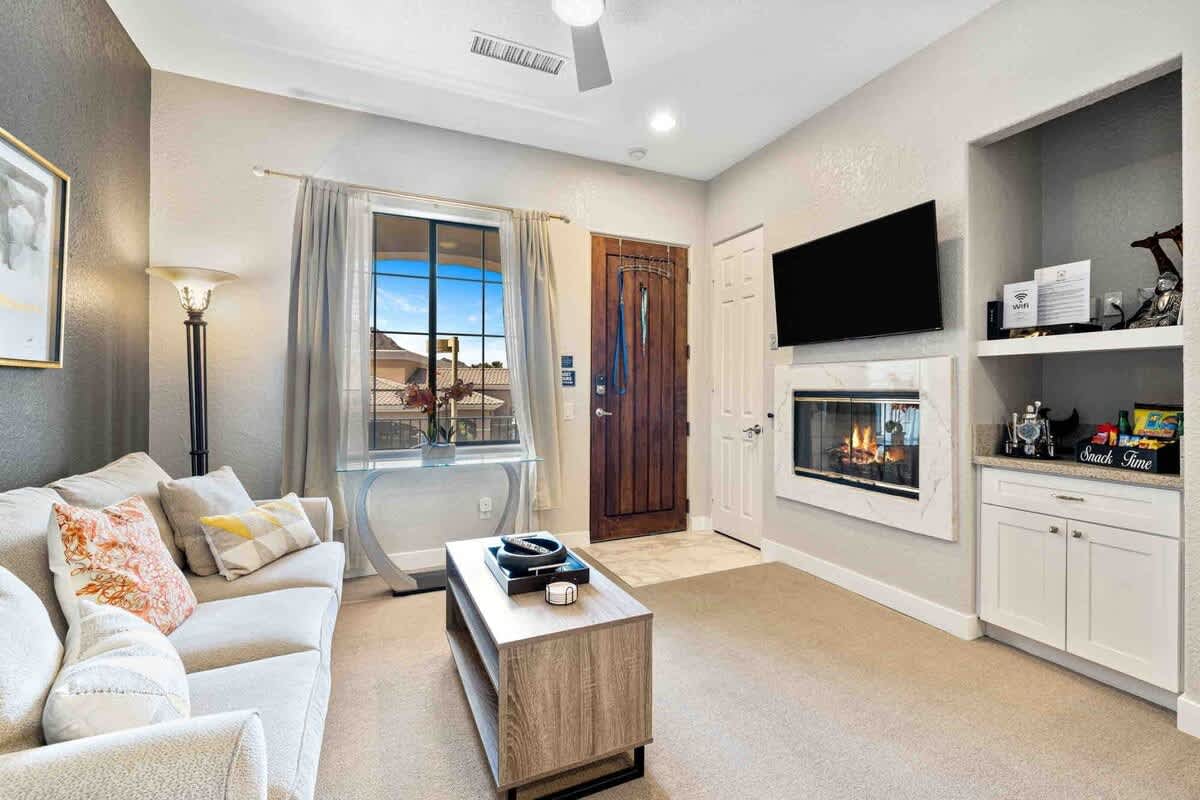 Modern La Quinta 1BR Condo w Pool Kitchen Hot Tub — La Quinta, CA — vacation rental