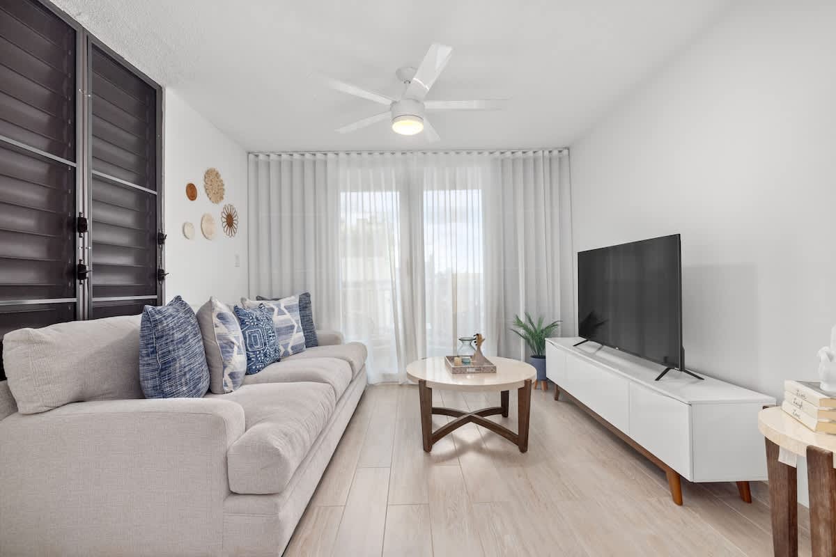 Cozy Beach Getaway | Free Parking + Smart TV