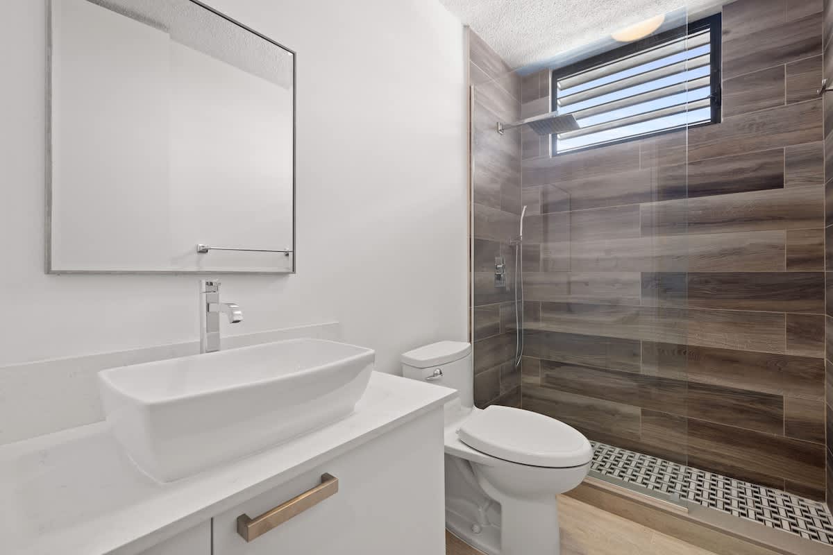 Cozy Beach Getaway | Free Parking + Smart TV 6