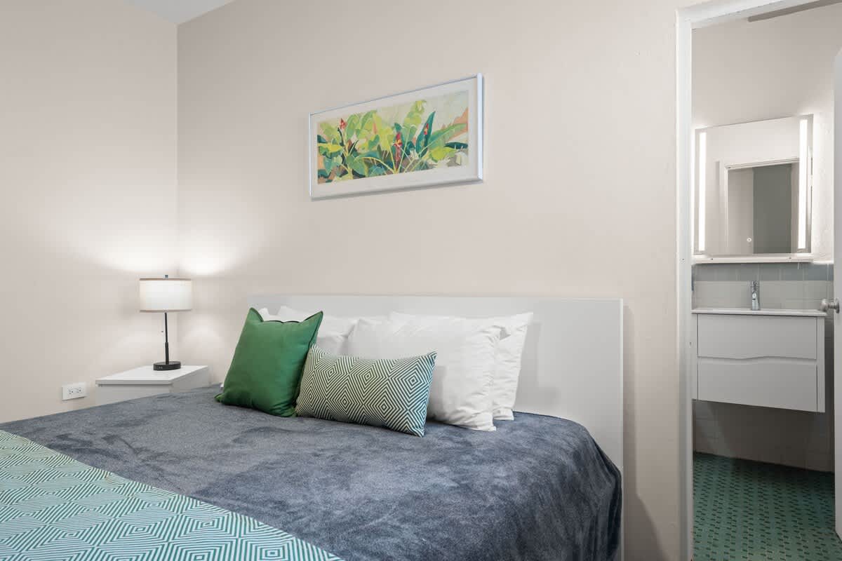 Balcony With Views | King-Sized Bed | Free Parking - Picture 18