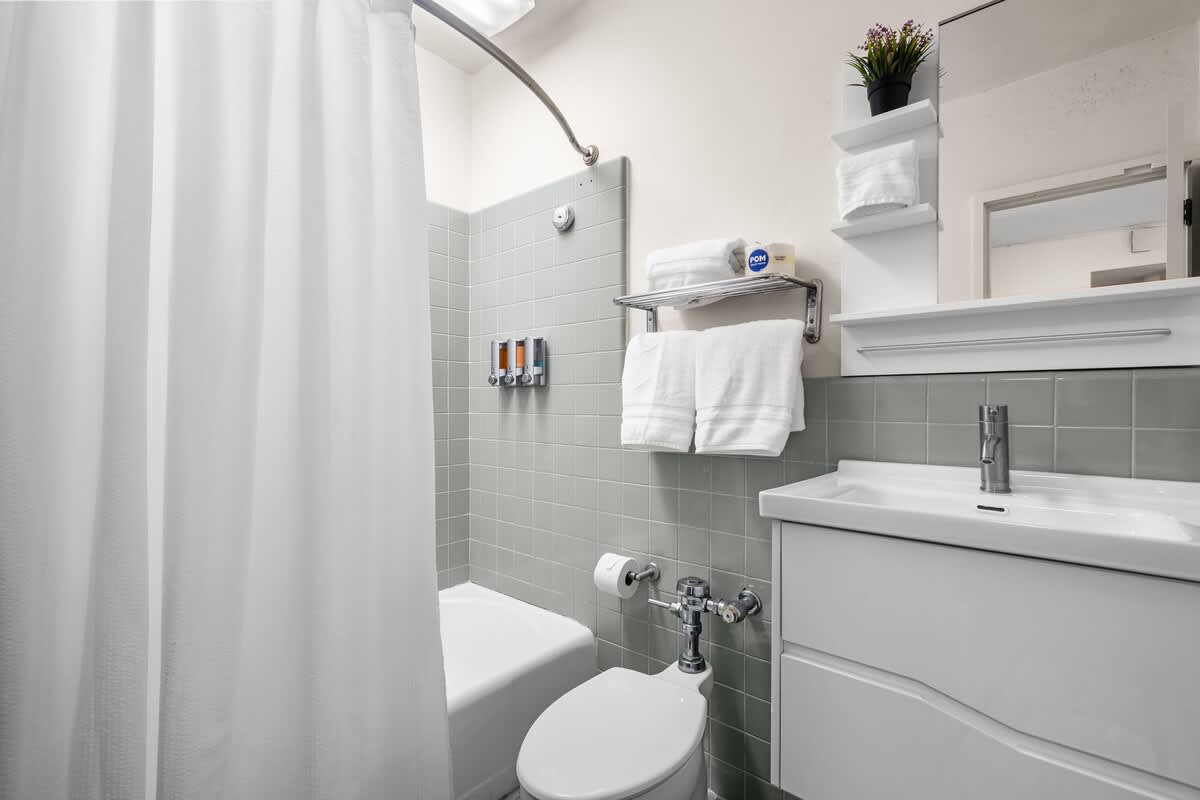 Near The Beach | Smart TV | Free Parking | AC