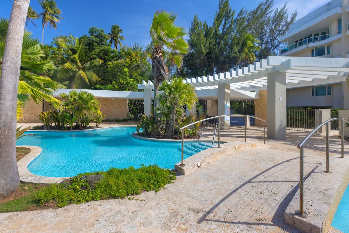 Grand Bay Beachfront Suite with Pool