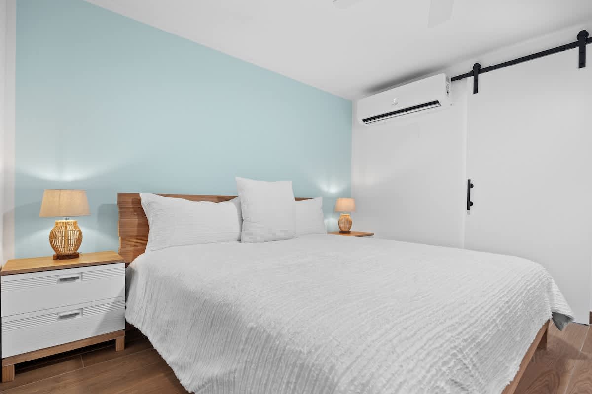 Penthouse With Free Parking | Near The Beach