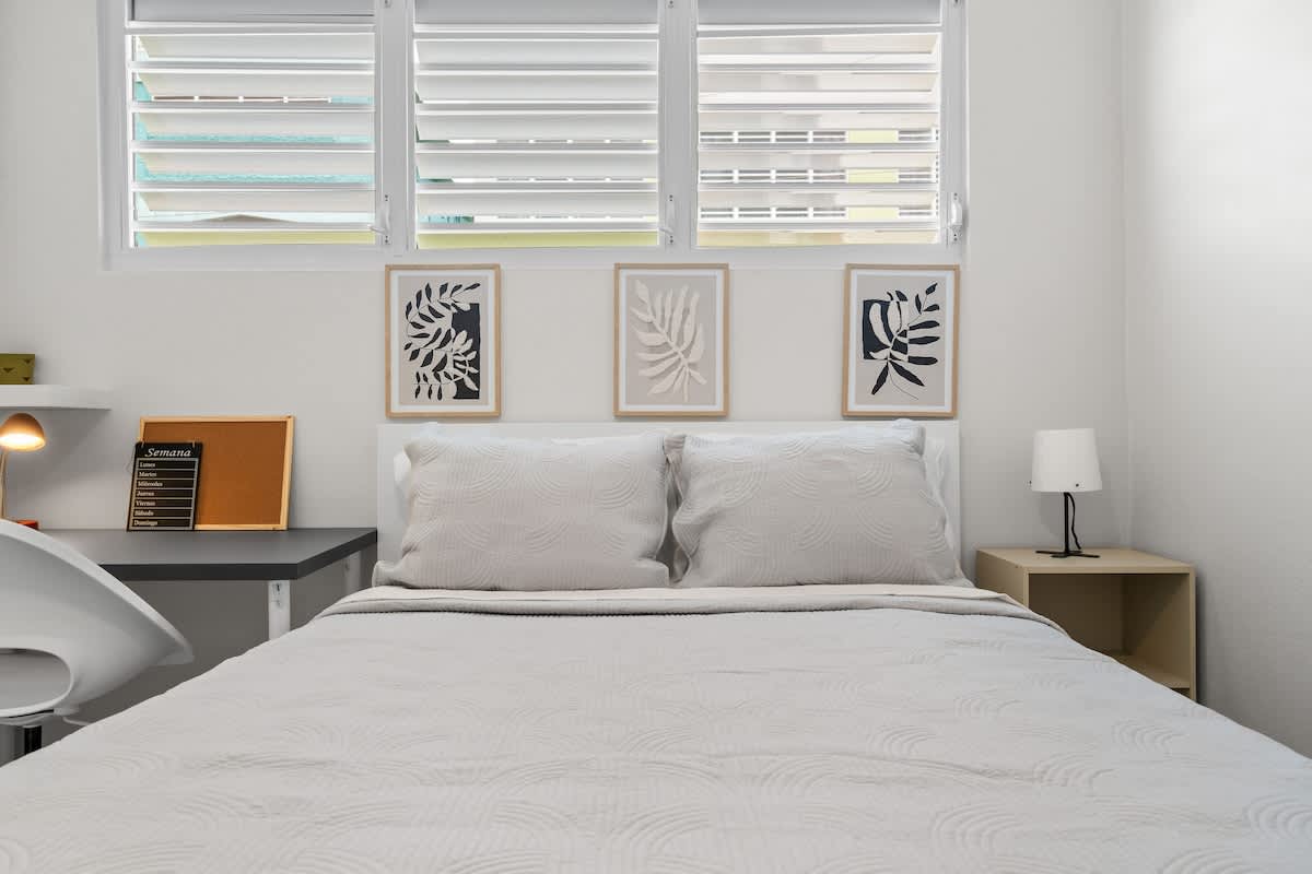 Modern 2 BR Apt | Great Location | Smart TV | AC