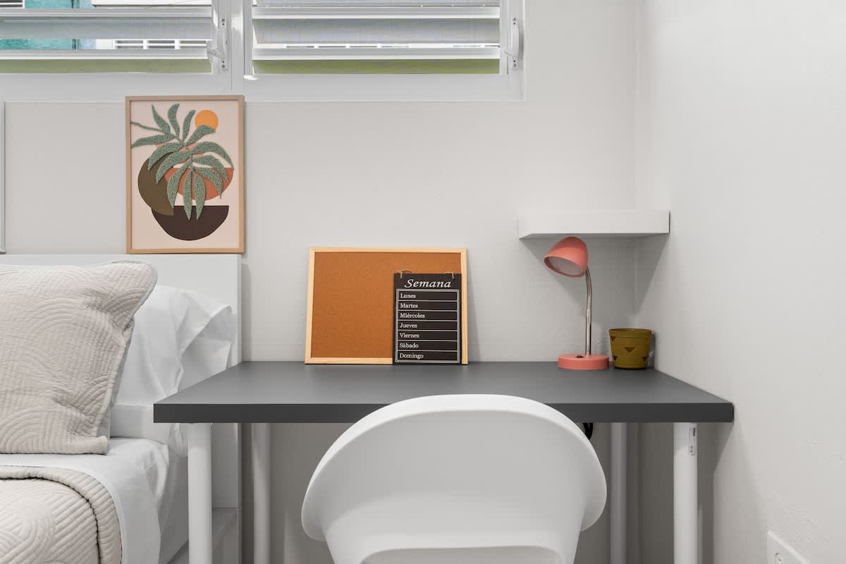 Modern 2 BR Apt | Great Location | Smart TV | AC