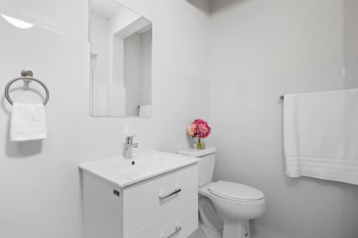 Modern 2 BR Apt | Great Location | Smart TV | AC