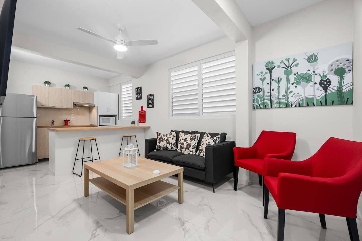 Modern 2 BR Apt | Great Location | Smart TV | AC