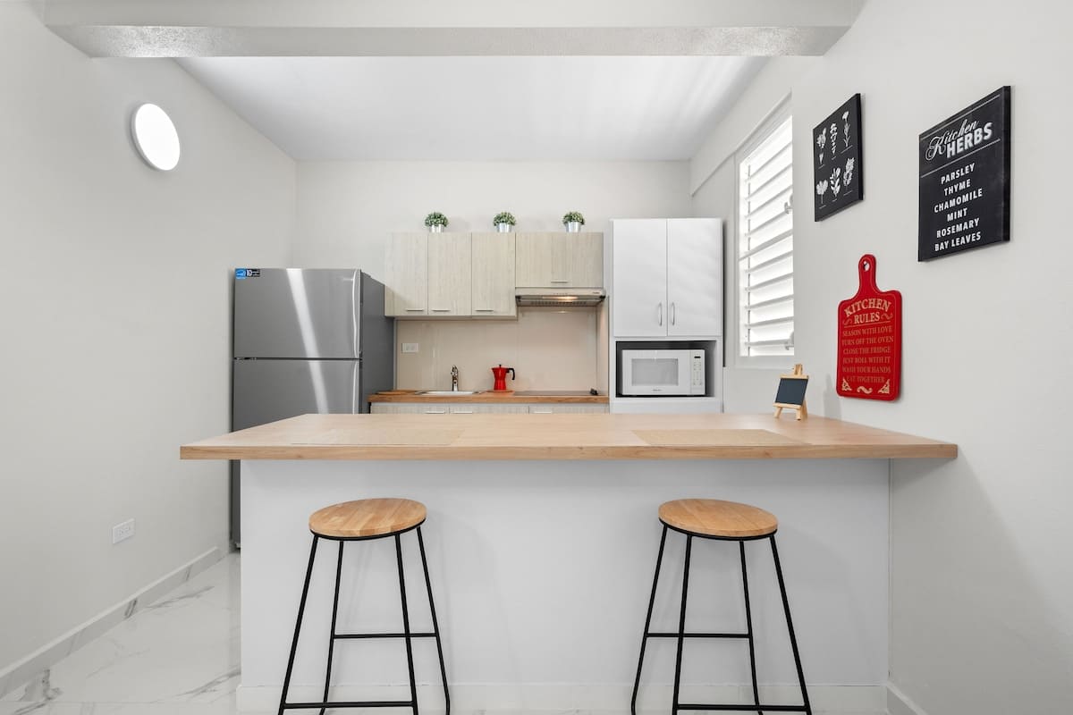 Modern 2 BR Apt | Great Location | Smart TV | AC 6