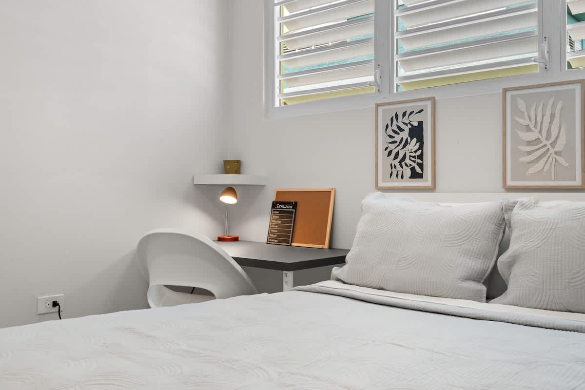 Modern 3 Bedroom Apartment  | Full Kitchen | AC