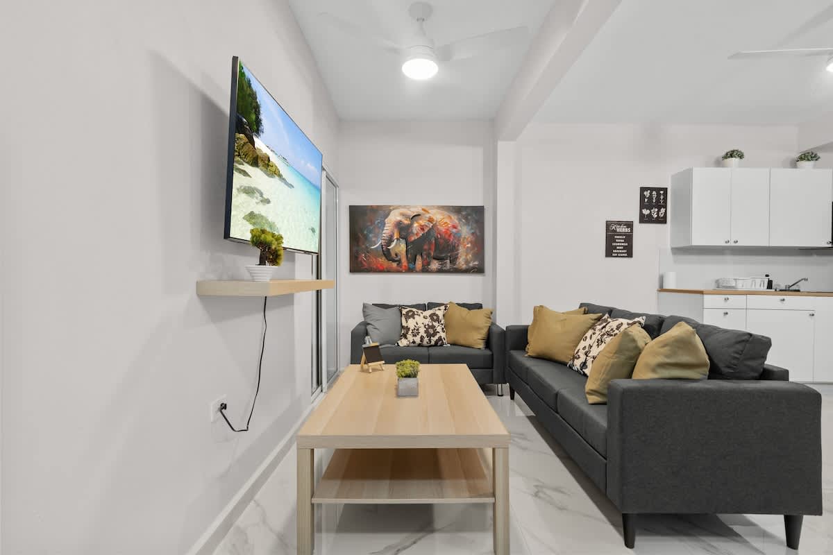 Modern 3 Bedroom Apartment  | Full Kitchen | AC