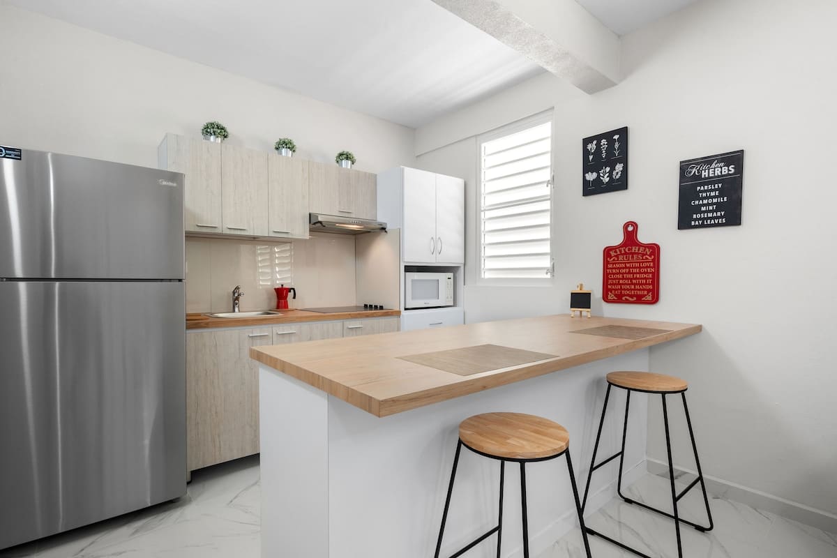 Modern 3 Bedroom Apartment  | Full Kitchen | AC