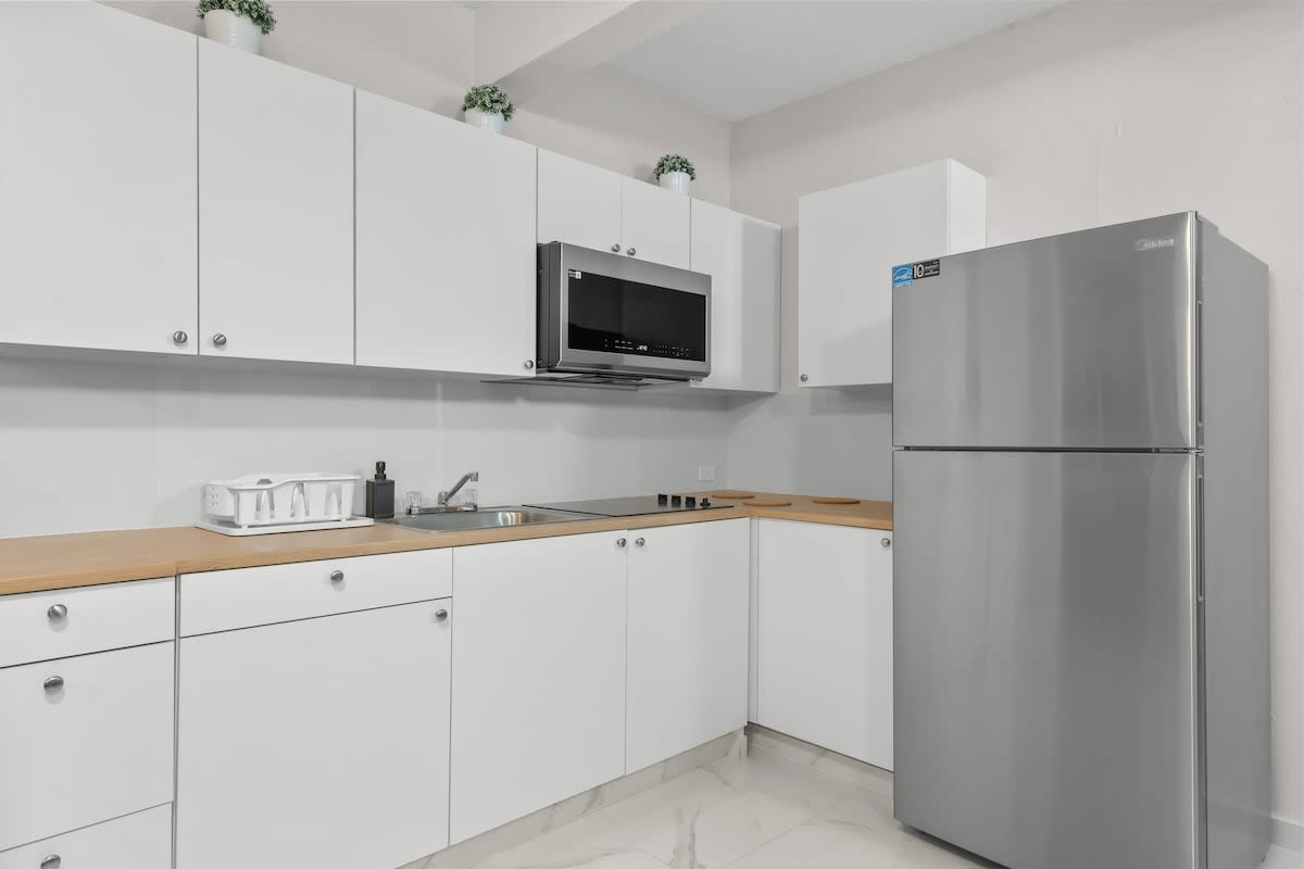 Modern 3 Bedroom Apartment  | Full Kitchen | AC