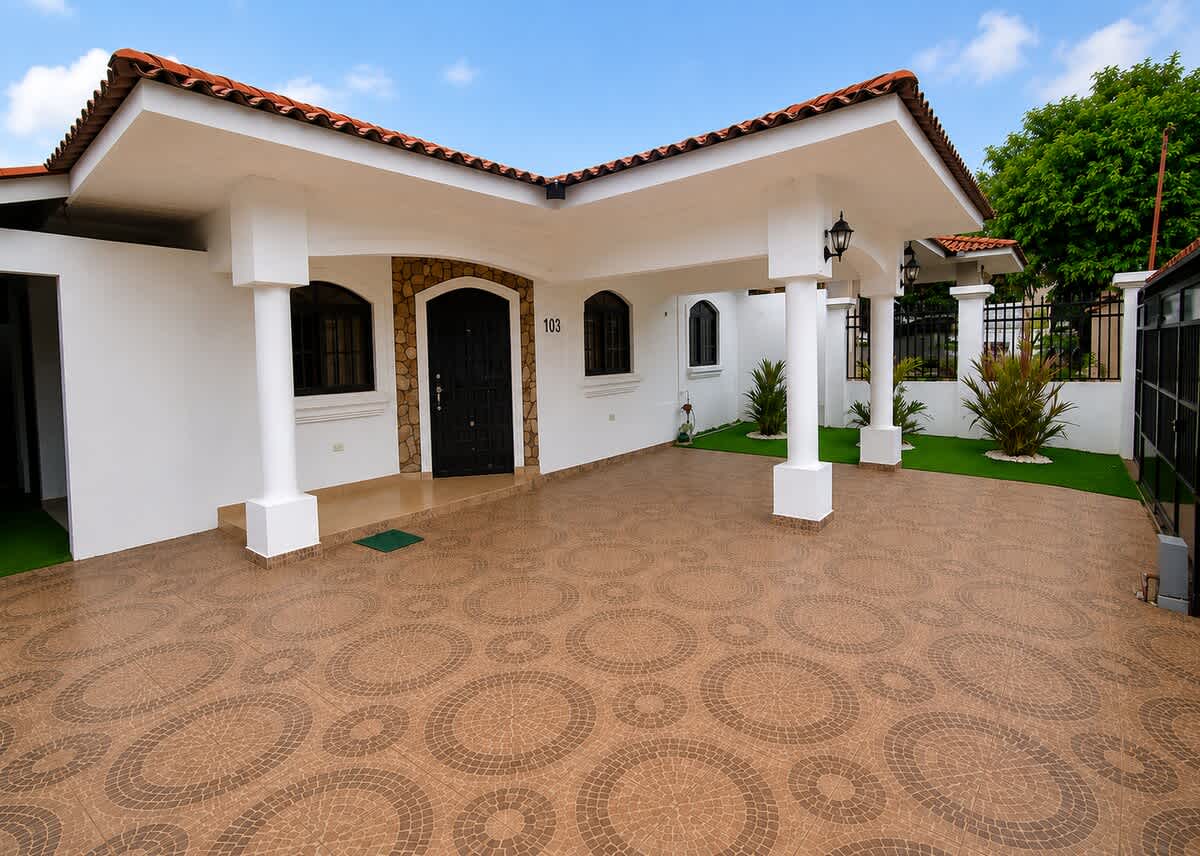 Chitré Oasis: Modern Home with Private Pool & BBQ