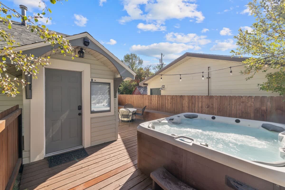 Base Camp with Hot Tub, on main street, Wi-Fi, dog - Foto 24