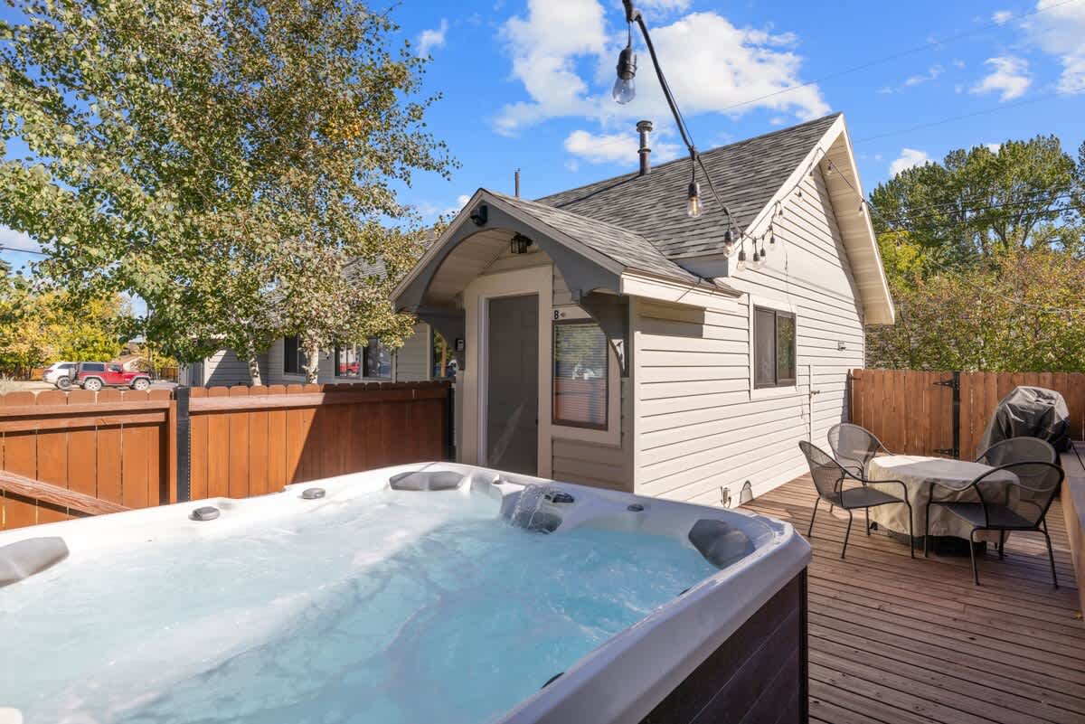 Base Camp with Hot Tub, on main street, Wi-Fi, dog - Foto 26