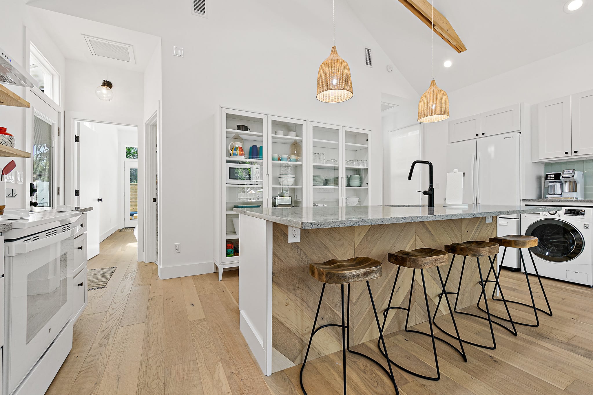 Haven Tiny House - Pool - Walk to Downtown! — photo 9