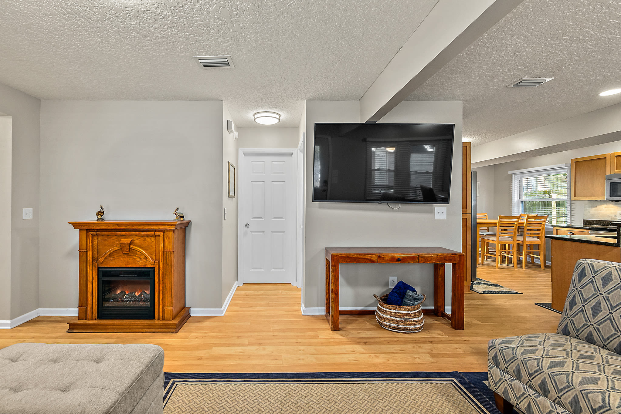 Fullerwood Park Retreat 5 min to Downtown Sleeps 6 — photo 16