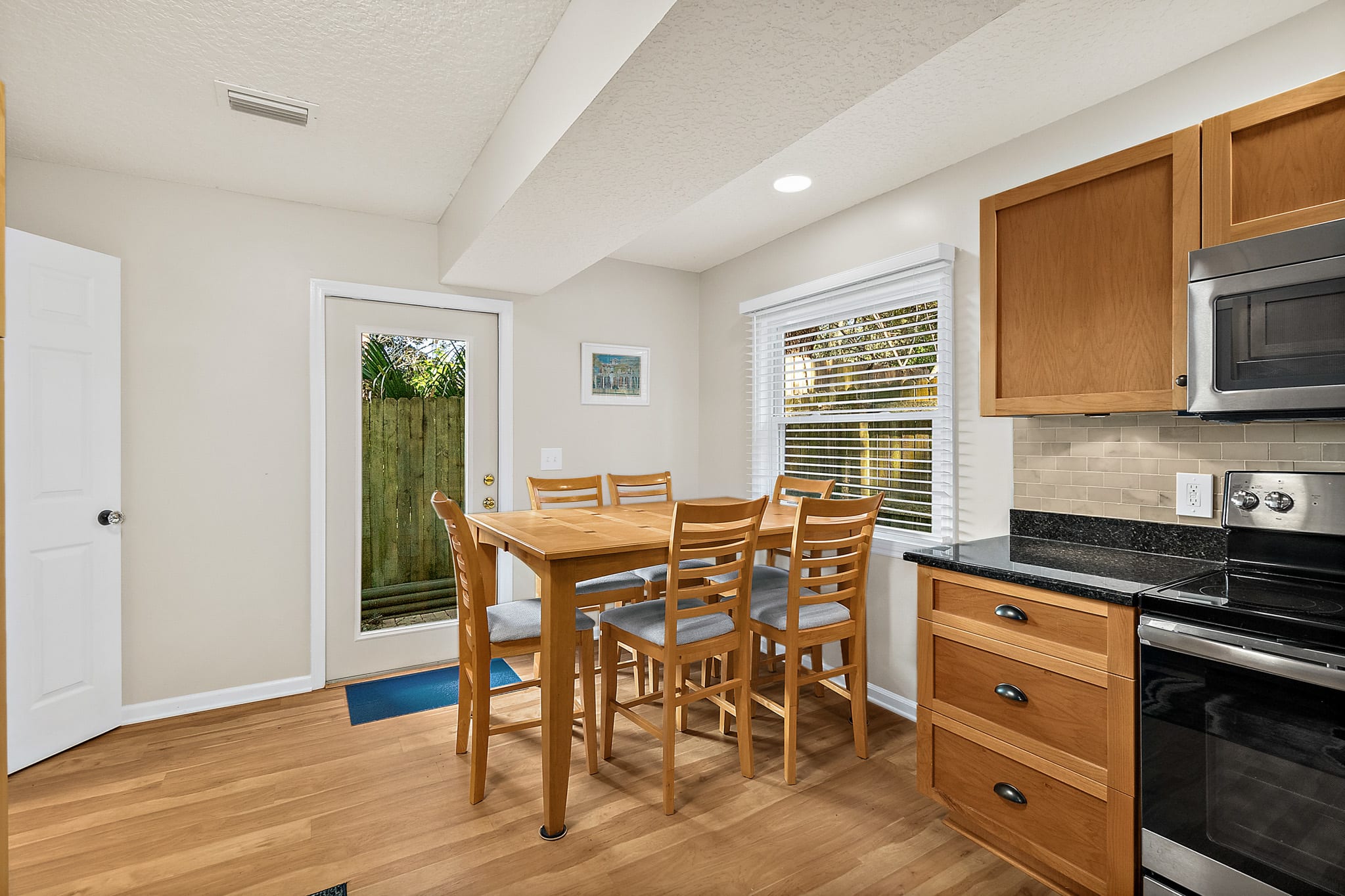 Fullerwood Park Retreat 5 min to Downtown Sleeps 6 — photo 12