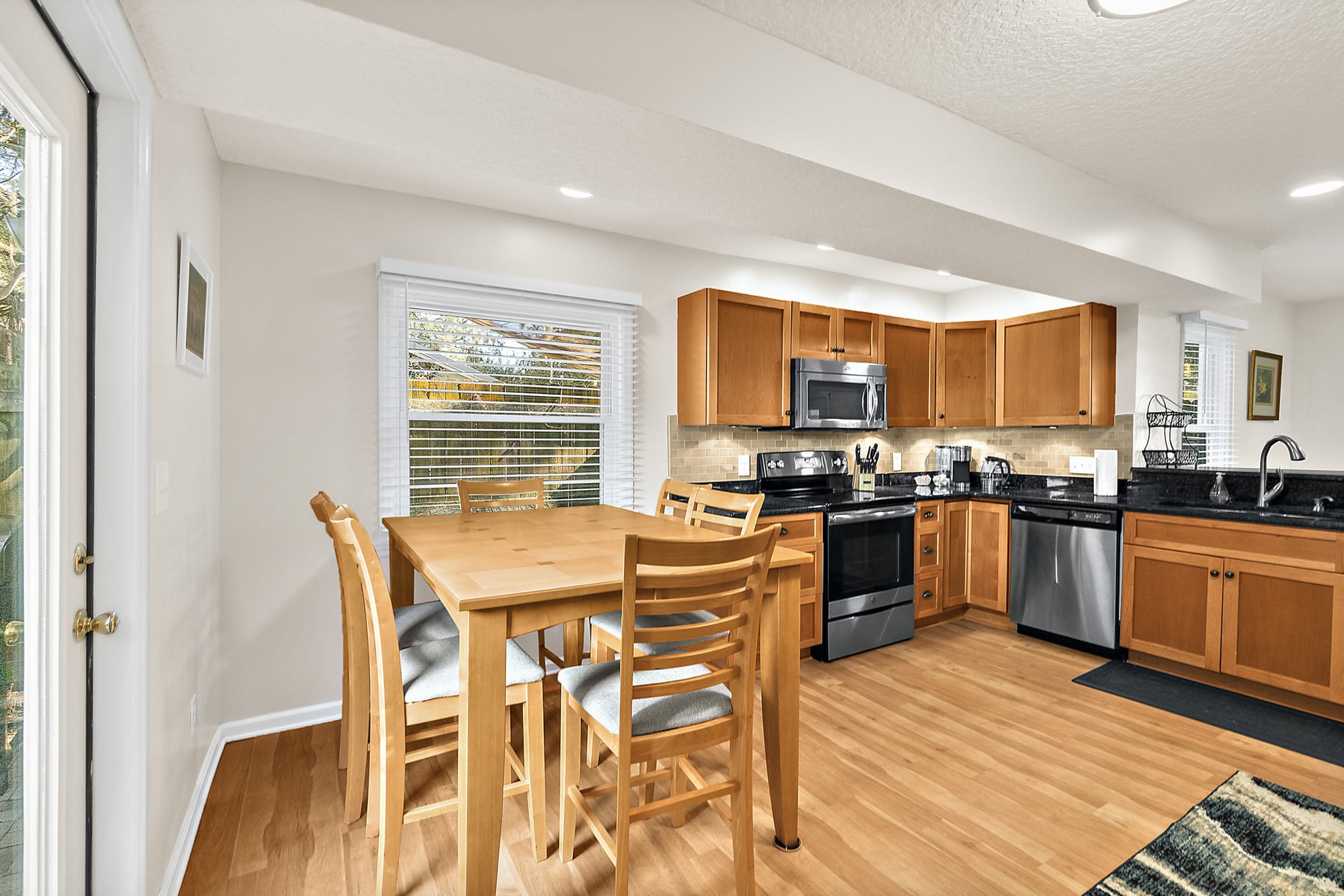 Fullerwood Park Retreat 5 min to Downtown Sleeps 6 — photo 14