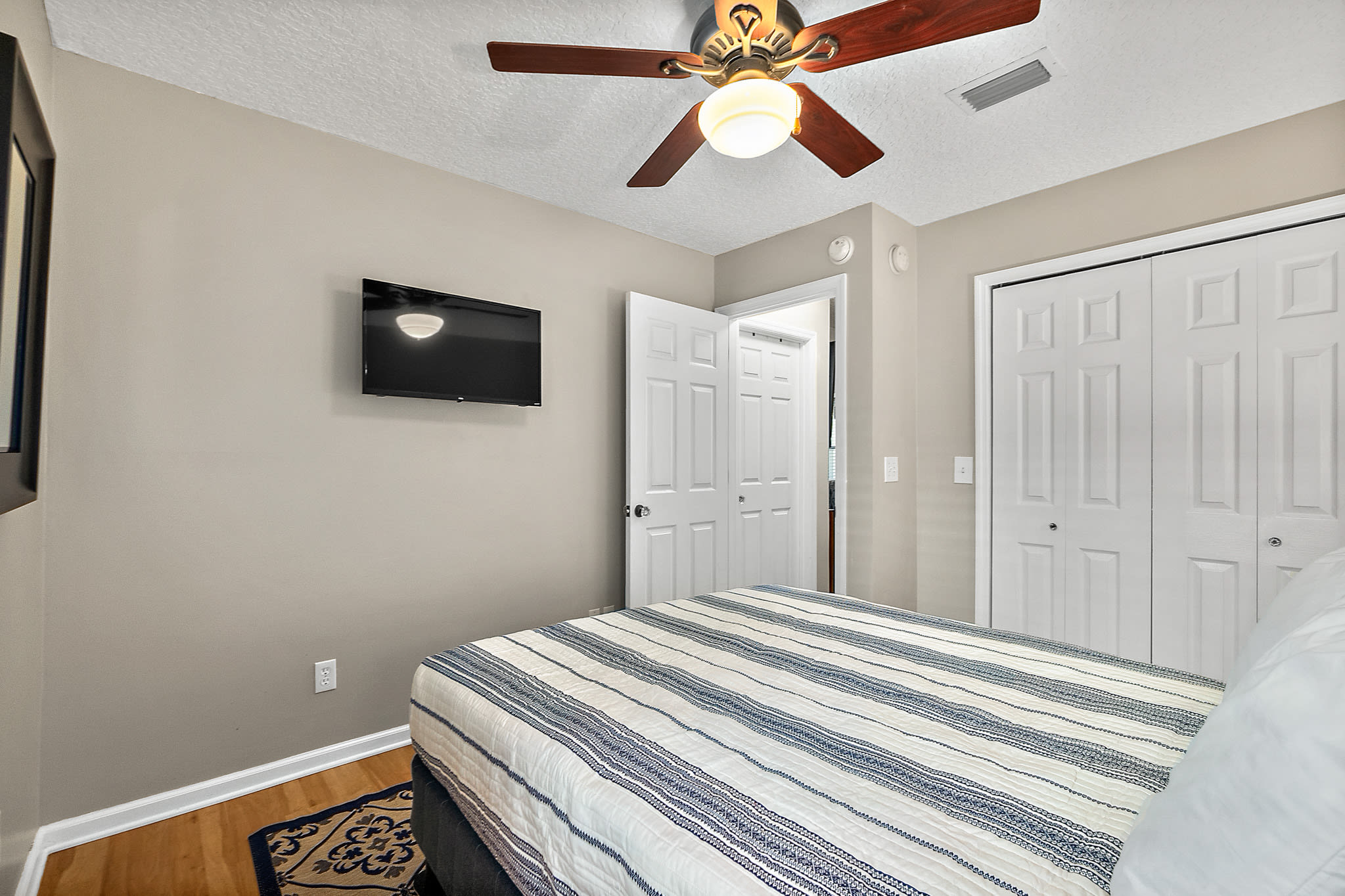 Fullerwood Park Retreat 5 min to Downtown Sleeps 6 — photo 19